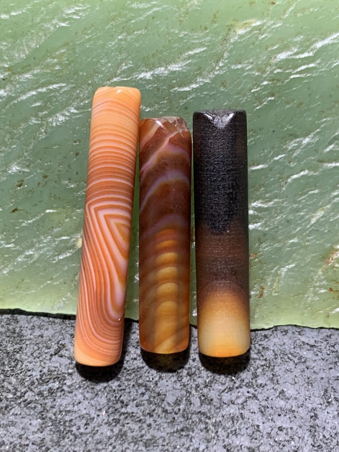 亚光高玉化缠丝玛瑙随形通货管珠三颗，