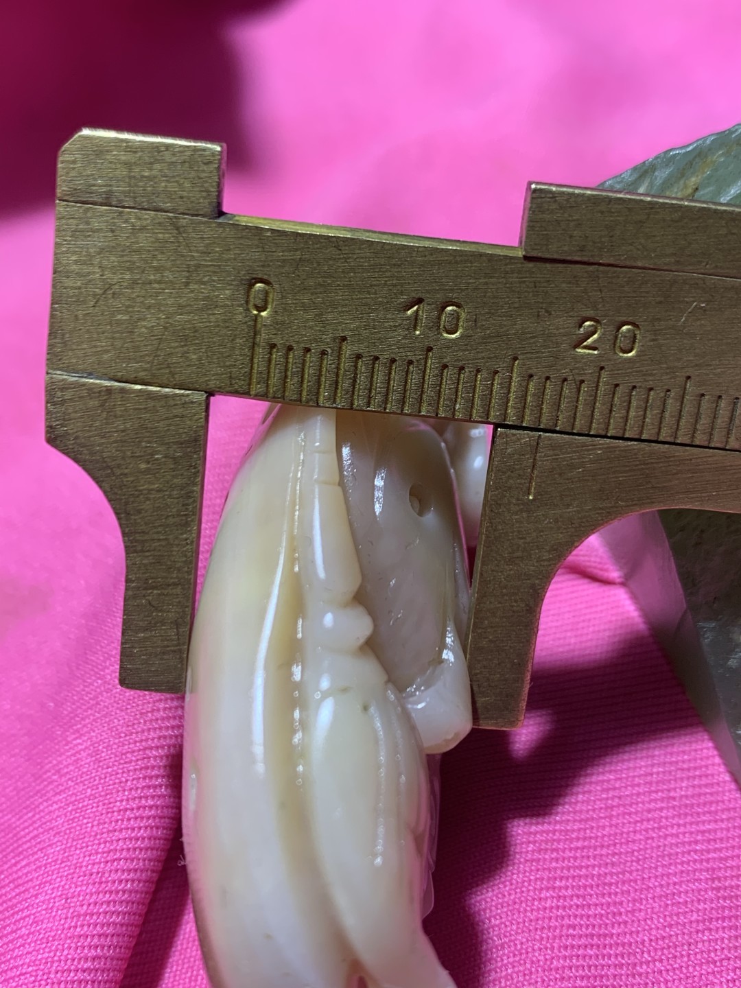 精品高玉化罕见紫罗兰料贝化玉手工俏色巧雕荷花鲤鱼吊坠（把件）一个，