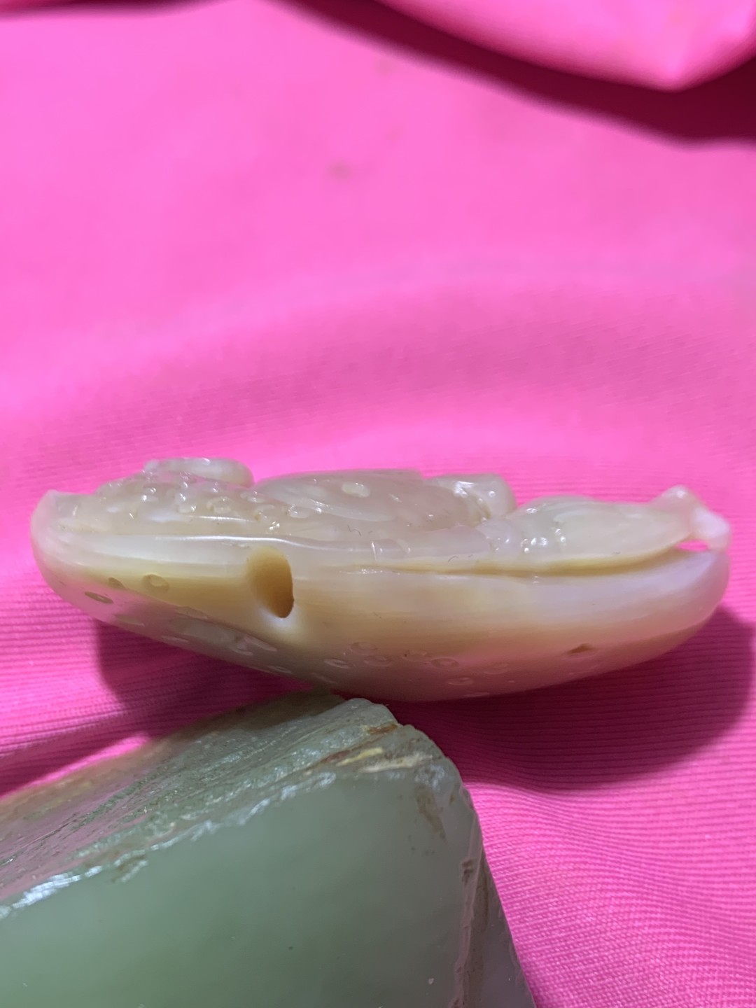 精品高玉化罕见紫罗兰料贝化玉手工俏色巧雕荷花鲤鱼吊坠（把件）一个，
