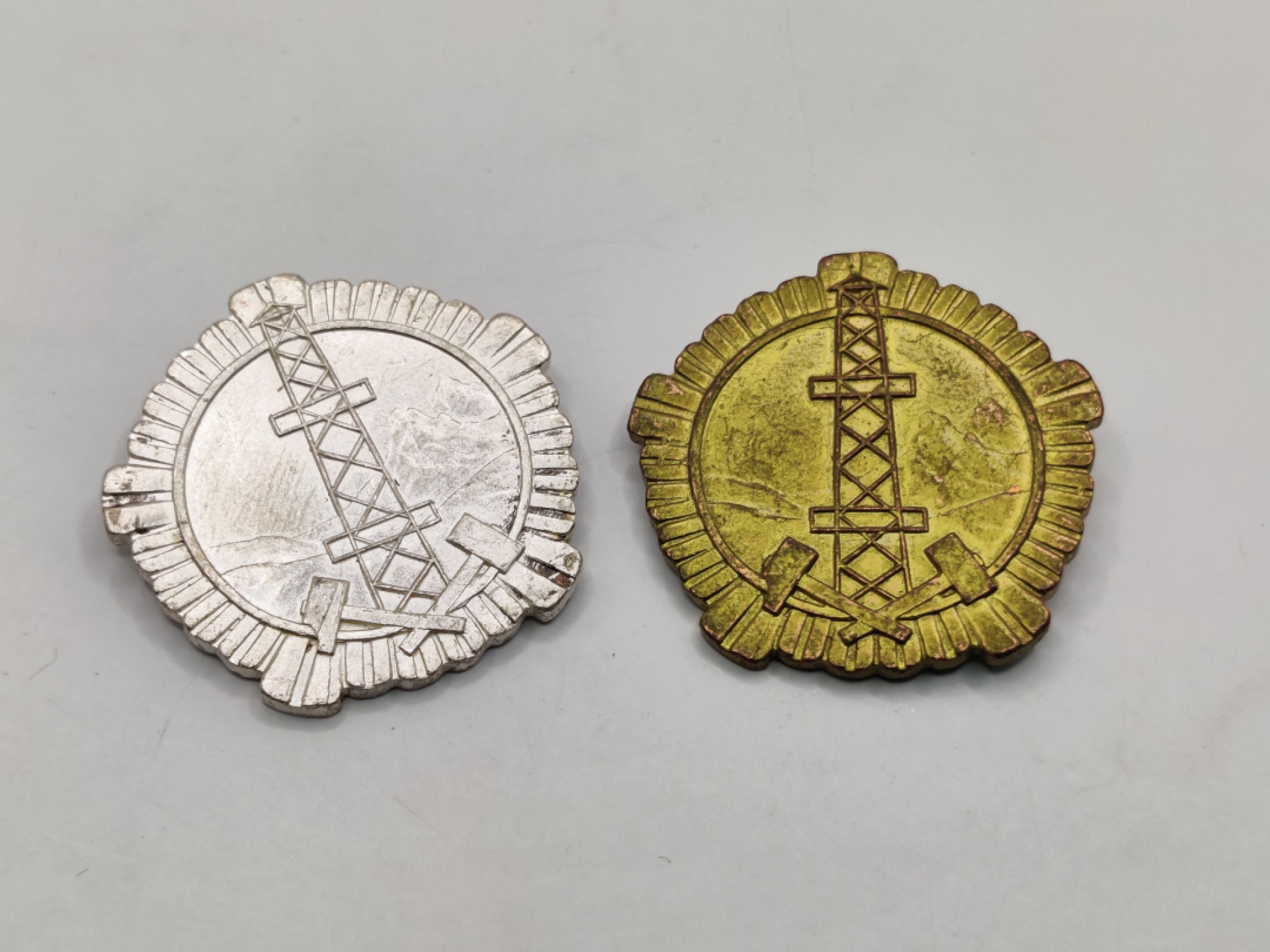 全场0元起拍 第38期 咸鱼国勋章拍卖专场 3月15日（周三）下午6：00开始 阿尔巴尼亚采矿与地质学杰出劳动奖章 银级+金级+