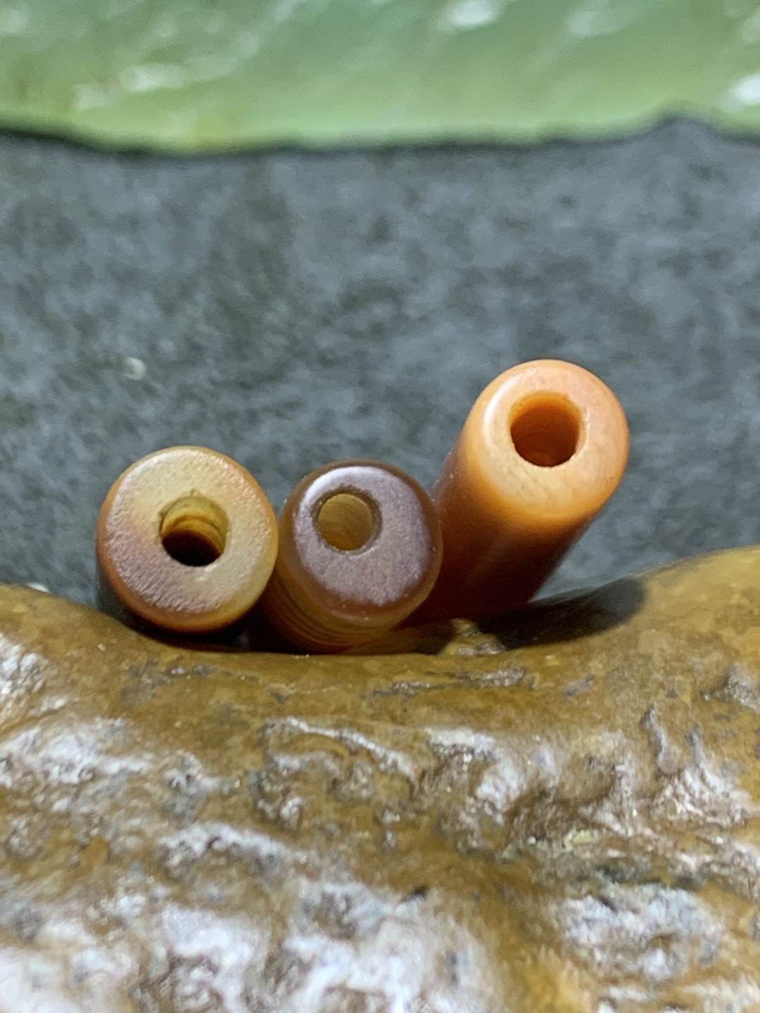 亚光高玉化缠丝玛瑙随形通货管珠三颗，