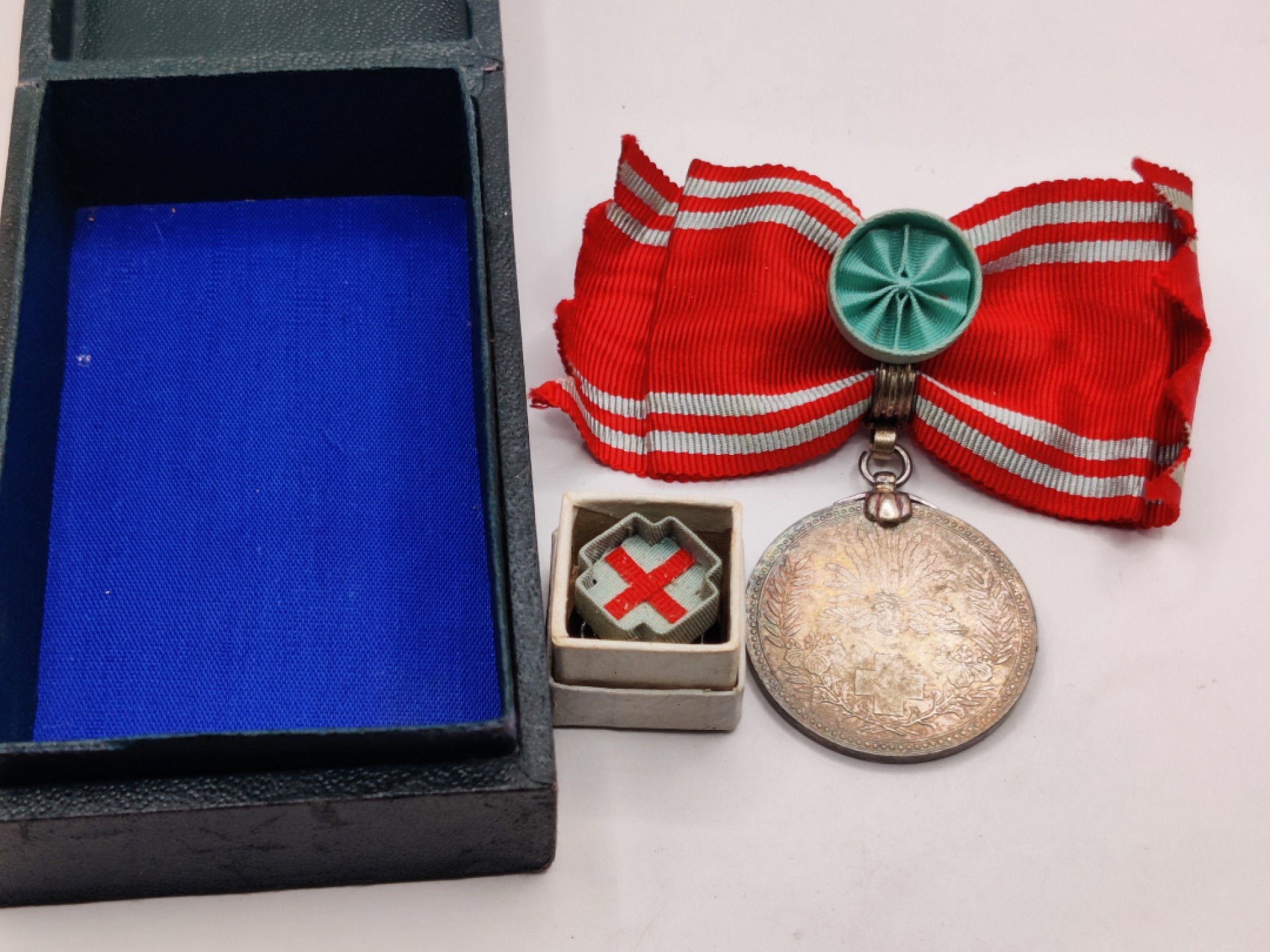 全场0元起拍 第38期 咸鱼国勋章拍卖专场 3月15日（周三）下午6：00开始 女版赤十字终身社员章 代品 带盒略