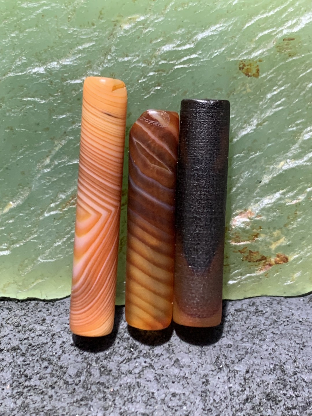 亚光高玉化缠丝玛瑙随形通货管珠三颗，