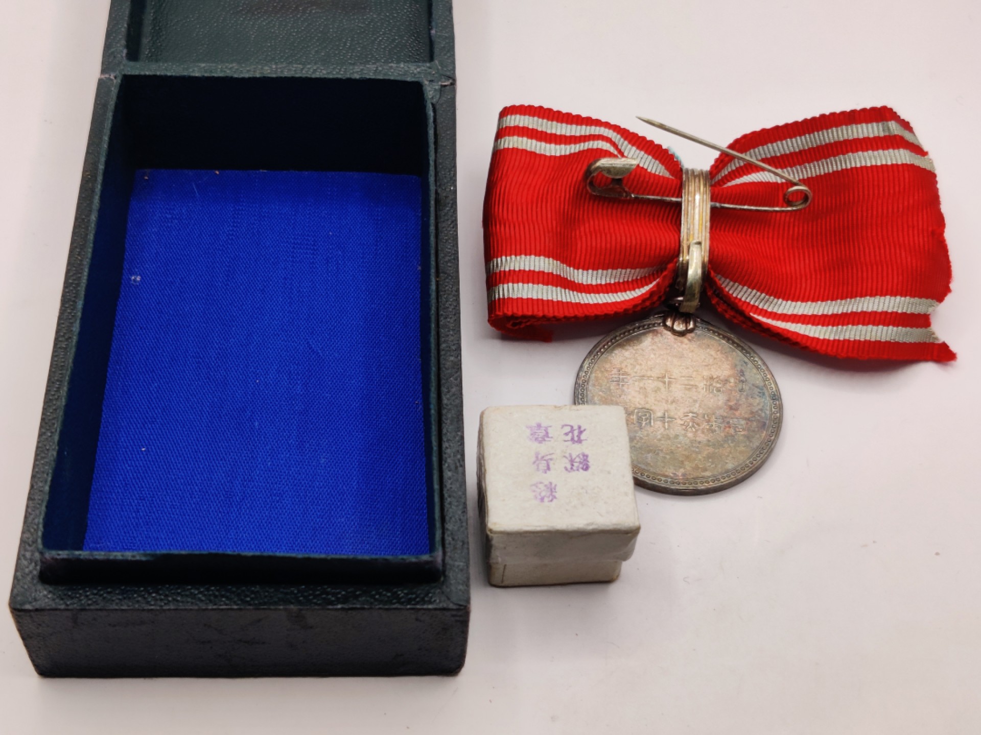 全场0元起拍 第38期 咸鱼国勋章拍卖专场 3月15日（周三）下午6：00开始 女版赤十字终身社员章 代品 带盒略