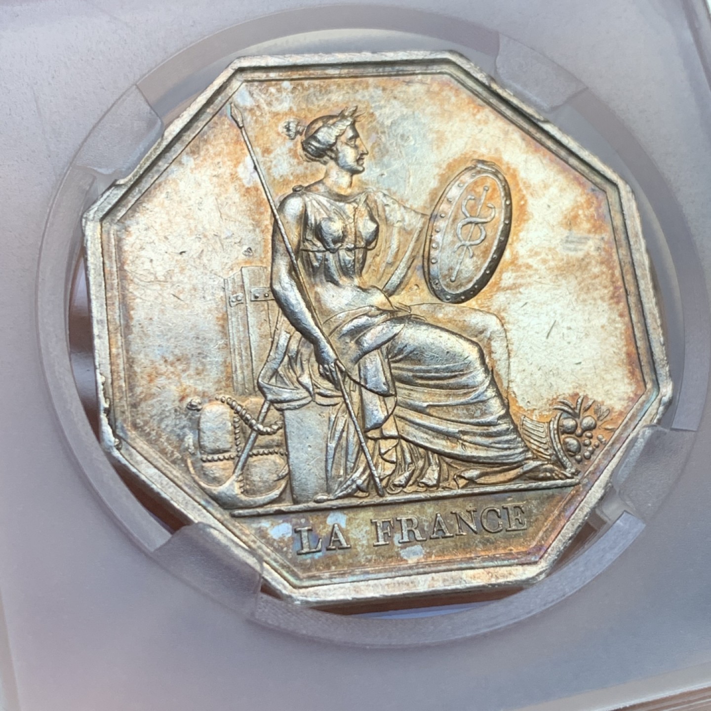 《竞宝斋》第143场-周日，周一 2场 (全场包邮) 法国 1837 八角银质代币 蜜蜂边铭 巴黎火灾保险公司，由皇家法令1837年2月27号签署 正面是雅典娜（密涅瓦）手持长矛和双蛇盾牌。19.03g，36.2mm