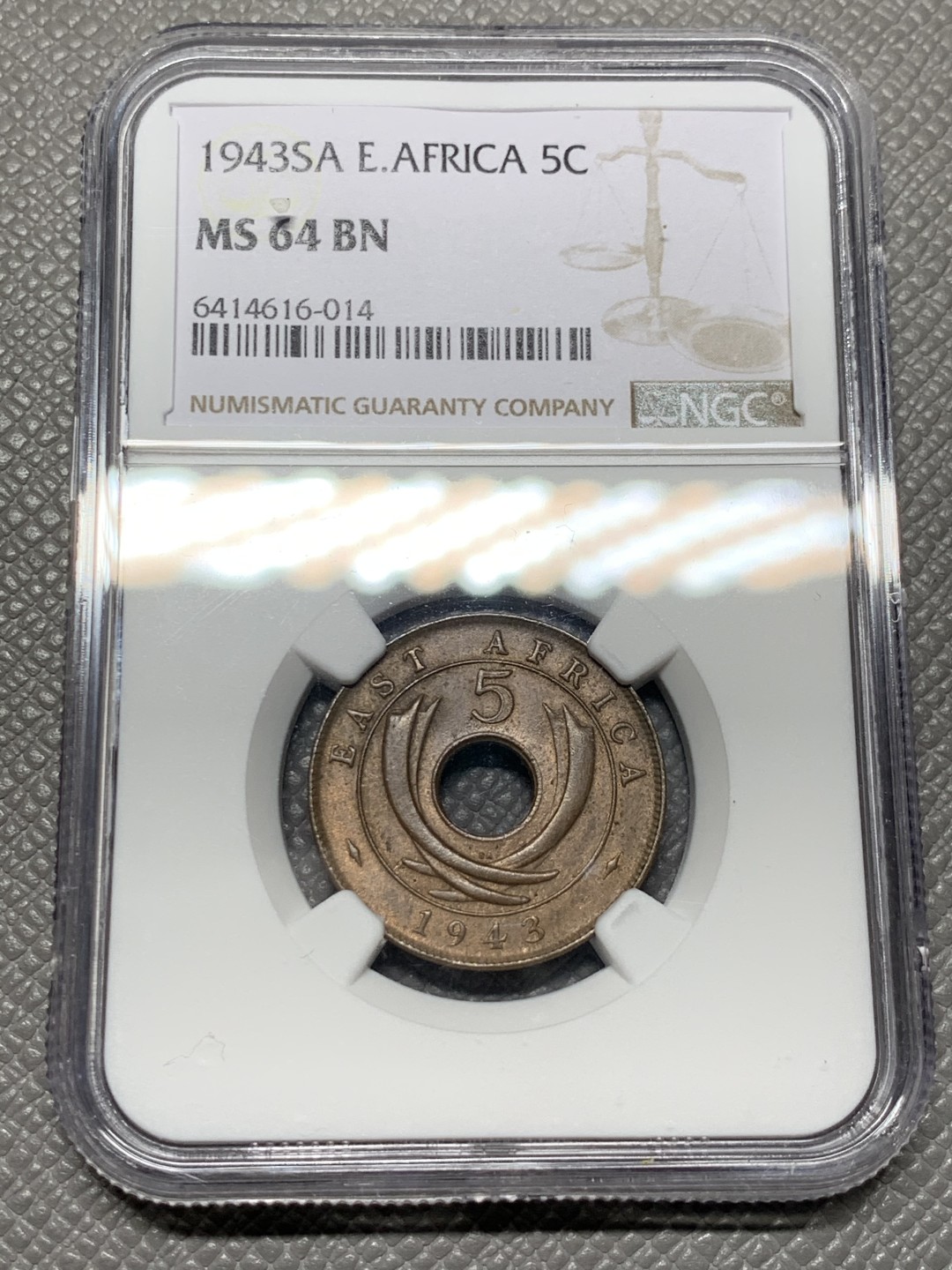 《竞宝斋》第143场-周日，周一 2场 (全场包邮) NGC-MS64BN 唯一冠军分 1943年 英属东非 乔治六世5分铜币，中孔设计。铜光犹存，高分不易