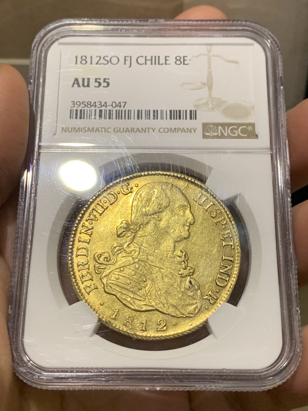 《竞宝斋》第143场-周日，周一 2场 (全场包邮) NGC-AU55 1812年西属智利8埃斯库多27克大金币，费七配卡四头过度版本非常稀少外拍3000美元了！ 西班牙殖民地最后的荣光 打的非常正没有铸缺