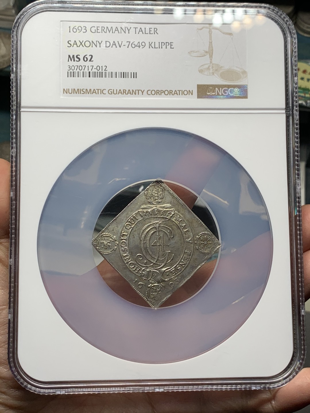 《竞宝斋》第143场-周日，周一 2场 (全场包邮) NGC-MS62 1693年德国萨克森胜利方形泰勒 稀见品种，冠军分，背面设计很精美