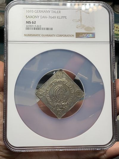 《竞宝斋》第143场-周日，周一 2场 (全场包邮) - NGC-MS62 1693年德国萨克森胜利方形泰勒 稀见品种，冠军分，背面设计很精美