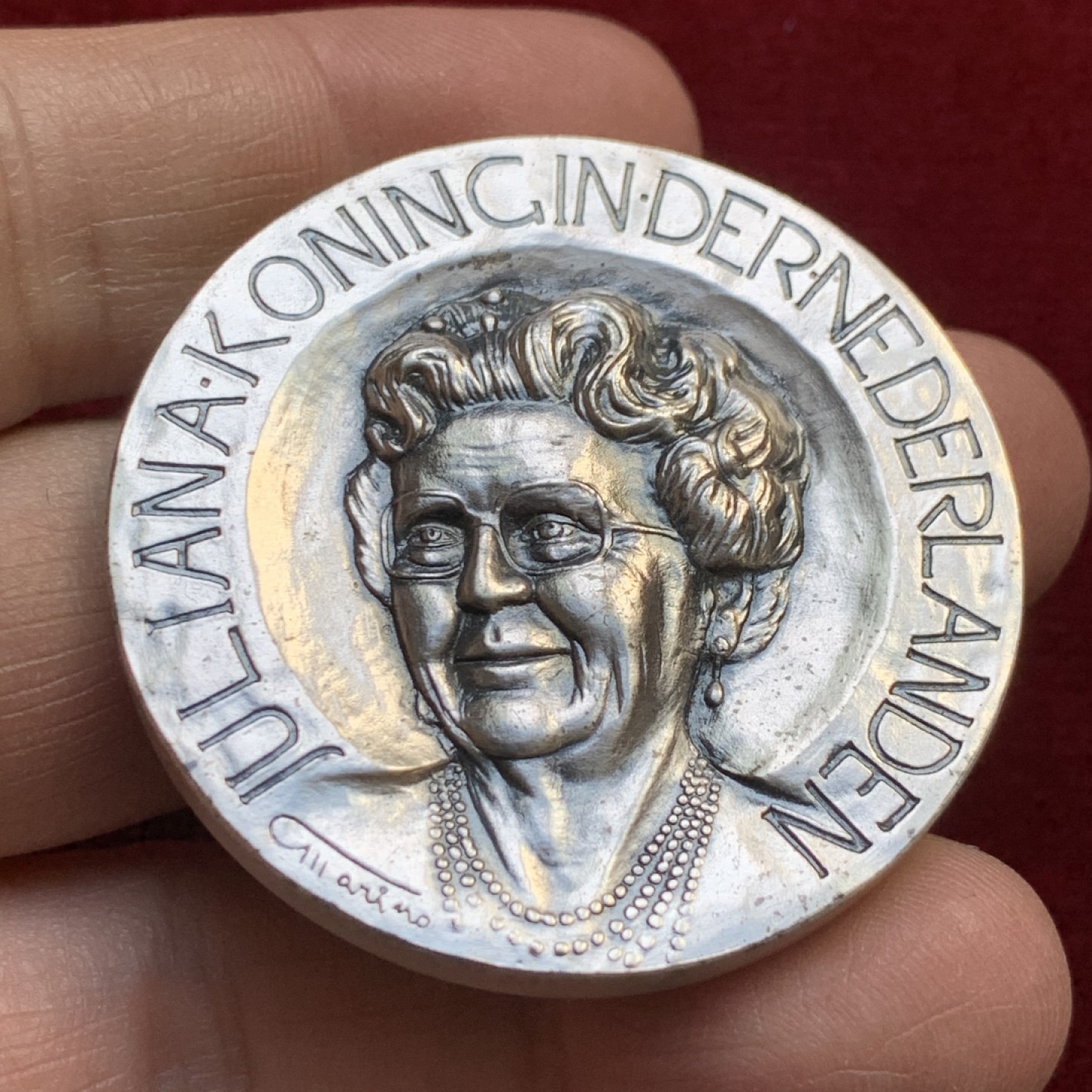《竞宝斋》第143场-周日，周一 2场 (全场包邮) 1978年荷兰安娜女王登基30周年纪念，直径45mm，重量61.8g，非常厚重的银章，有证书