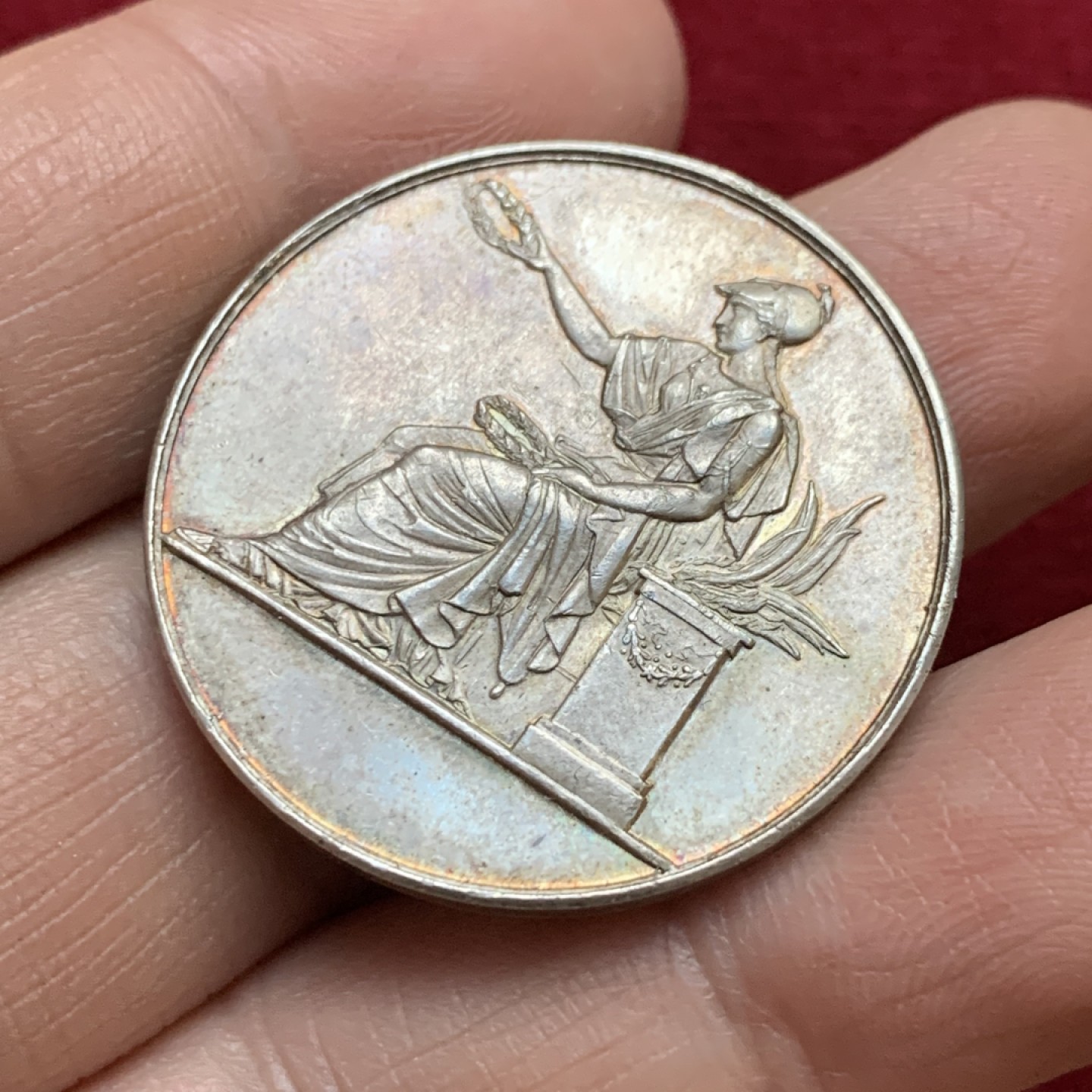 《竞宝斋》第143场-周日，周一 2场 (全场包邮) 法国十九世纪 坐人 圆形JETON 银质 代彩包浆 非常漂亮 18g 32.1mm 丰饶角银标