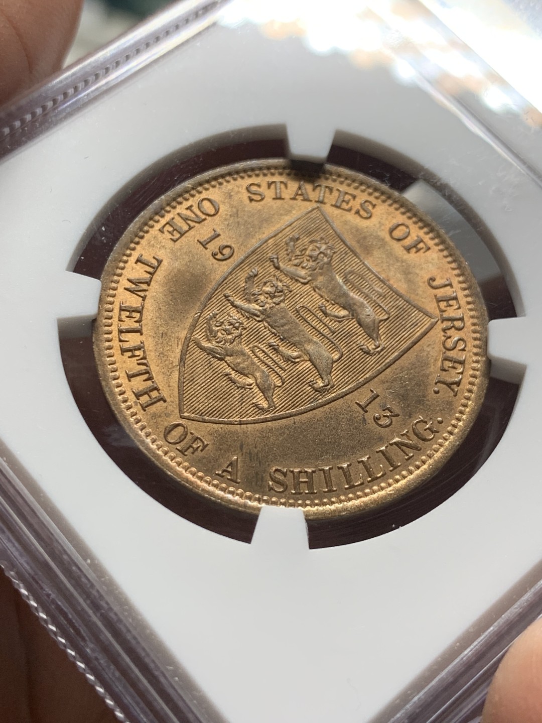 《竞宝斋》第143场-周日，周一 2场 (全场包邮) NGC MS65英伦三岛泽西1913年盾牌版三狮纹章3个版中最好看的一版 1便士铜币