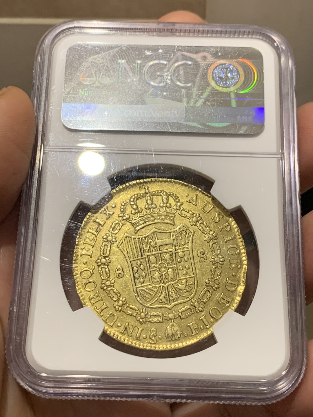 《竞宝斋》第143场-周日，周一 2场 (全场包邮) NGC-AU55 1812年西属智利8埃斯库多27克大金币，费七配卡四头过度版本非常稀少外拍3000美元了！ 西班牙殖民地最后的荣光 打的非常正没有铸缺