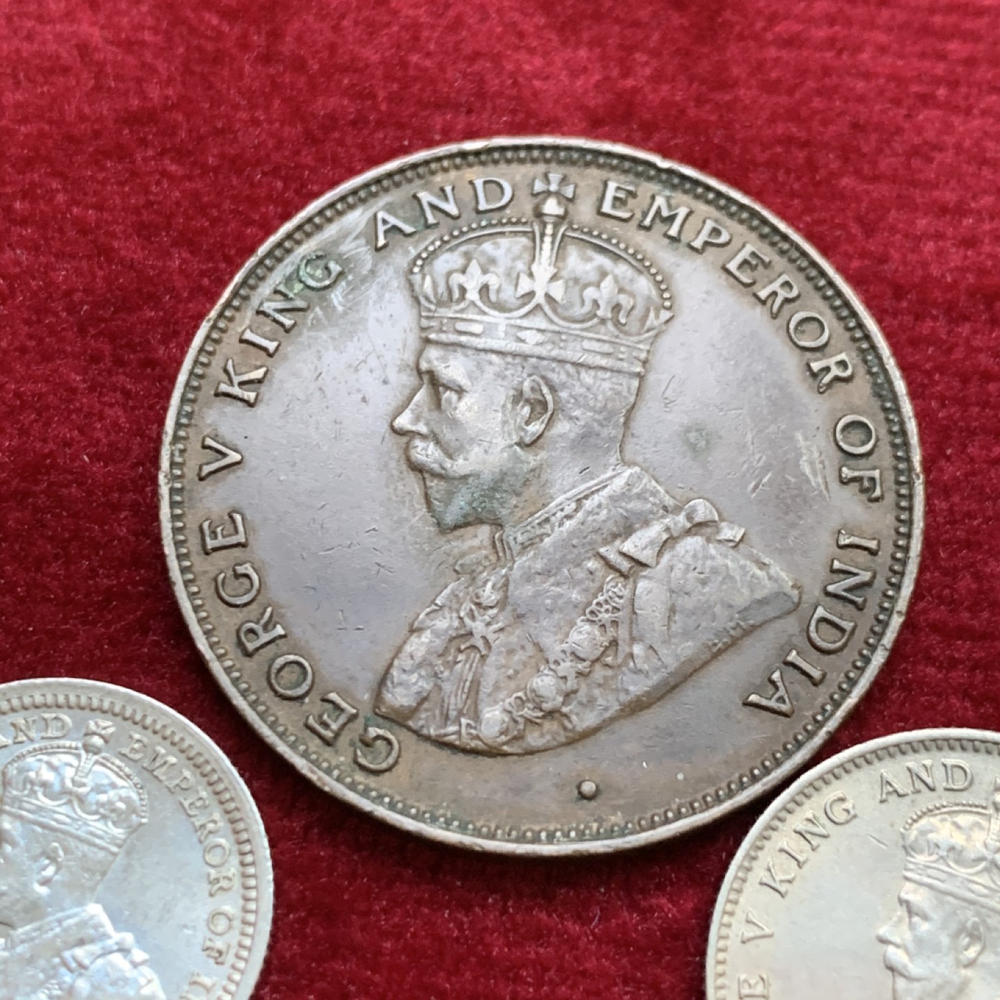 《竞宝斋》第143场-周日，周一 2场 (全场包邮) 香港 乔五3枚一组 一枚5仙银币，一枚1仙铜币，一枚1毫镍币 状态不错