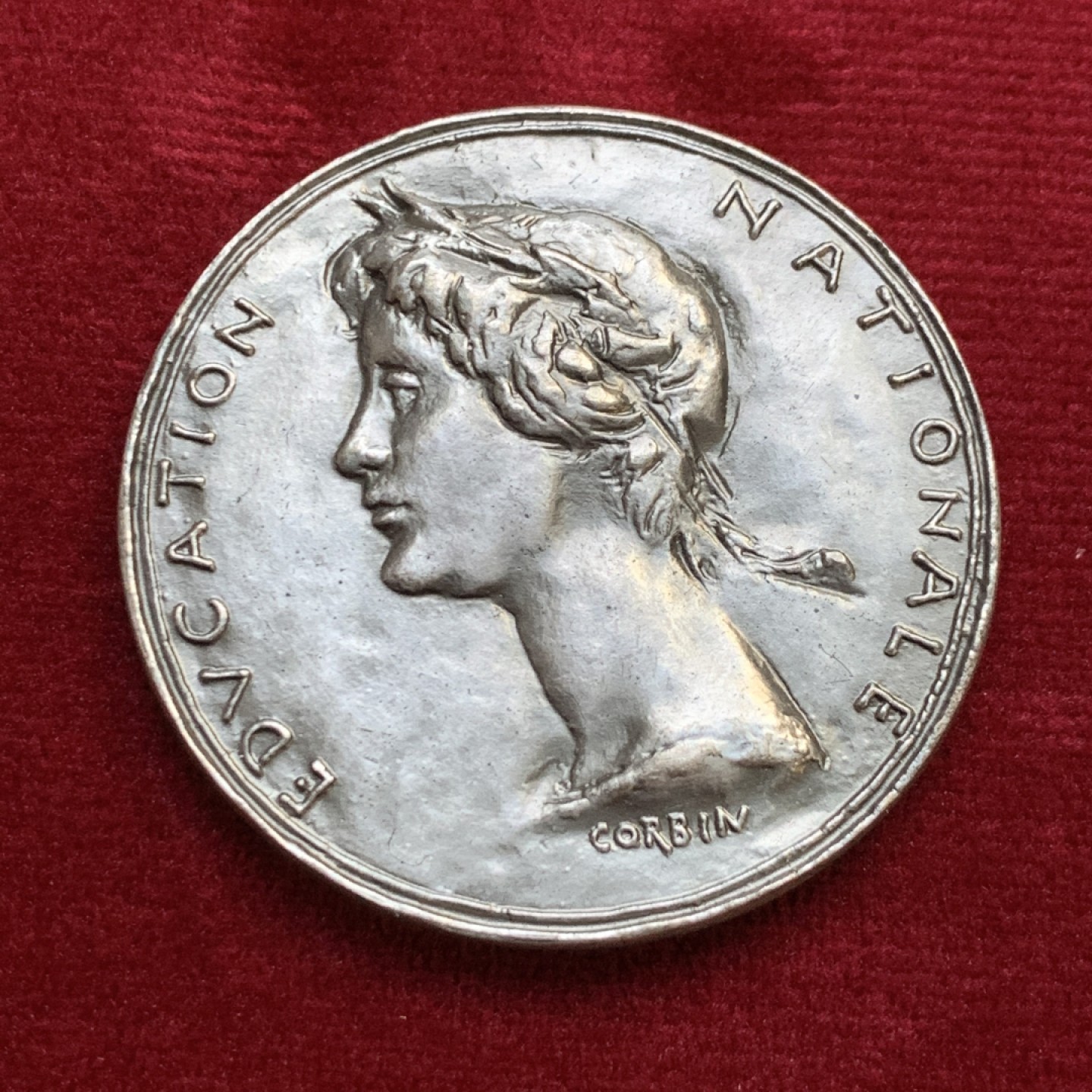 《竞宝斋》第143场-周日，周一 2场 (全场包邮) 1968年法国国民教育银章，直径44mm，重量43g