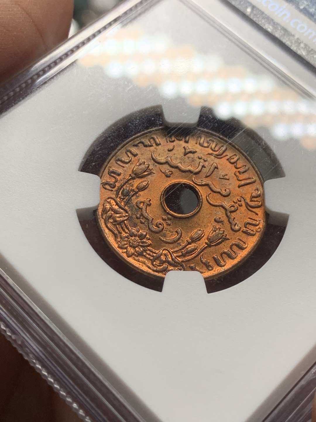 《竞宝斋》第143场-周日，周一 2场 (全场包邮) NGC-64RB 荷属东印度1945年D版1C铜币。原光卷拆品，十分精美