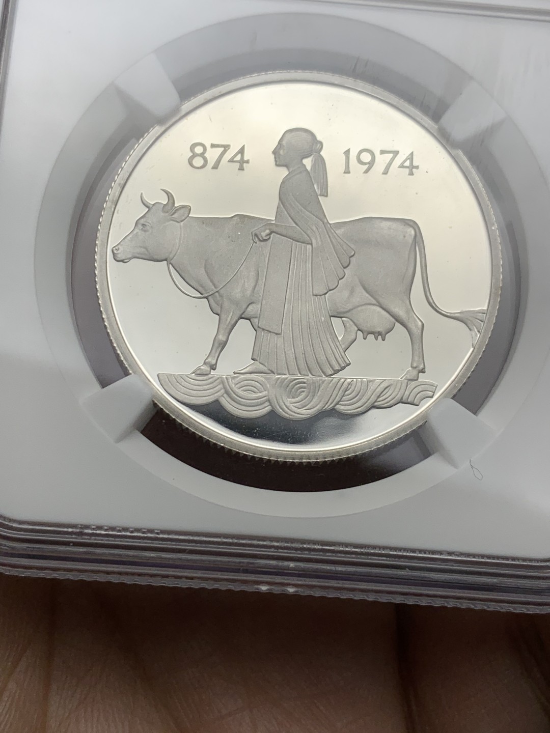 《竞宝斋》第143场-周日，周一 2场 (全场包邮) NGC-PF69 ULTRA CAMEO 1974年 冰岛千年纪念500克朗大银币，牵牛的女人。深度镜面，无暇状态。69顶级分数