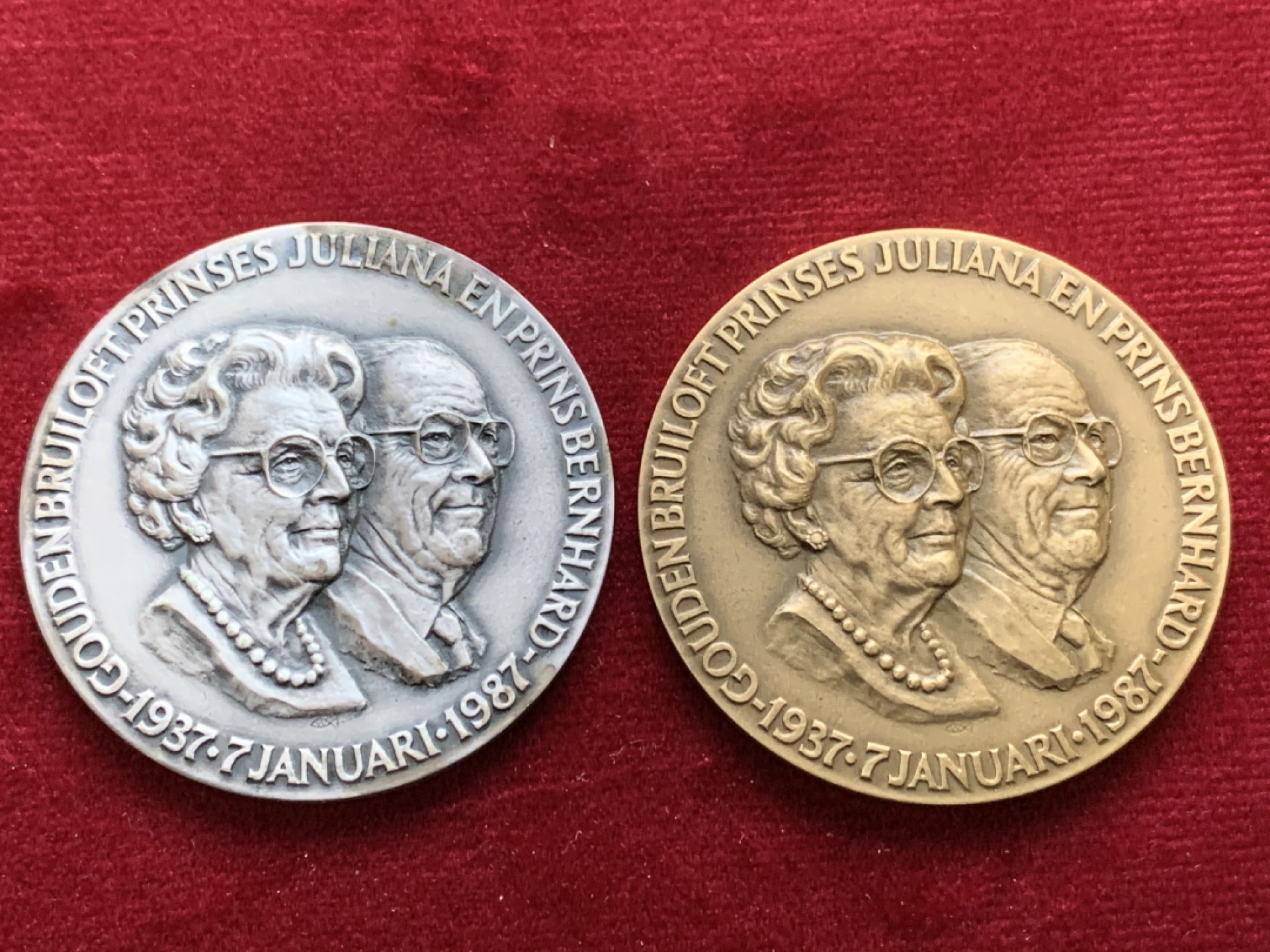 《竞宝斋》第143场-周日，周一 2场 (全场包邮) 1987年荷兰女王金婚纪念铜银章（原盒一对），直径均为50mm，铜章重量53g，银章重量60g，盒证齐全