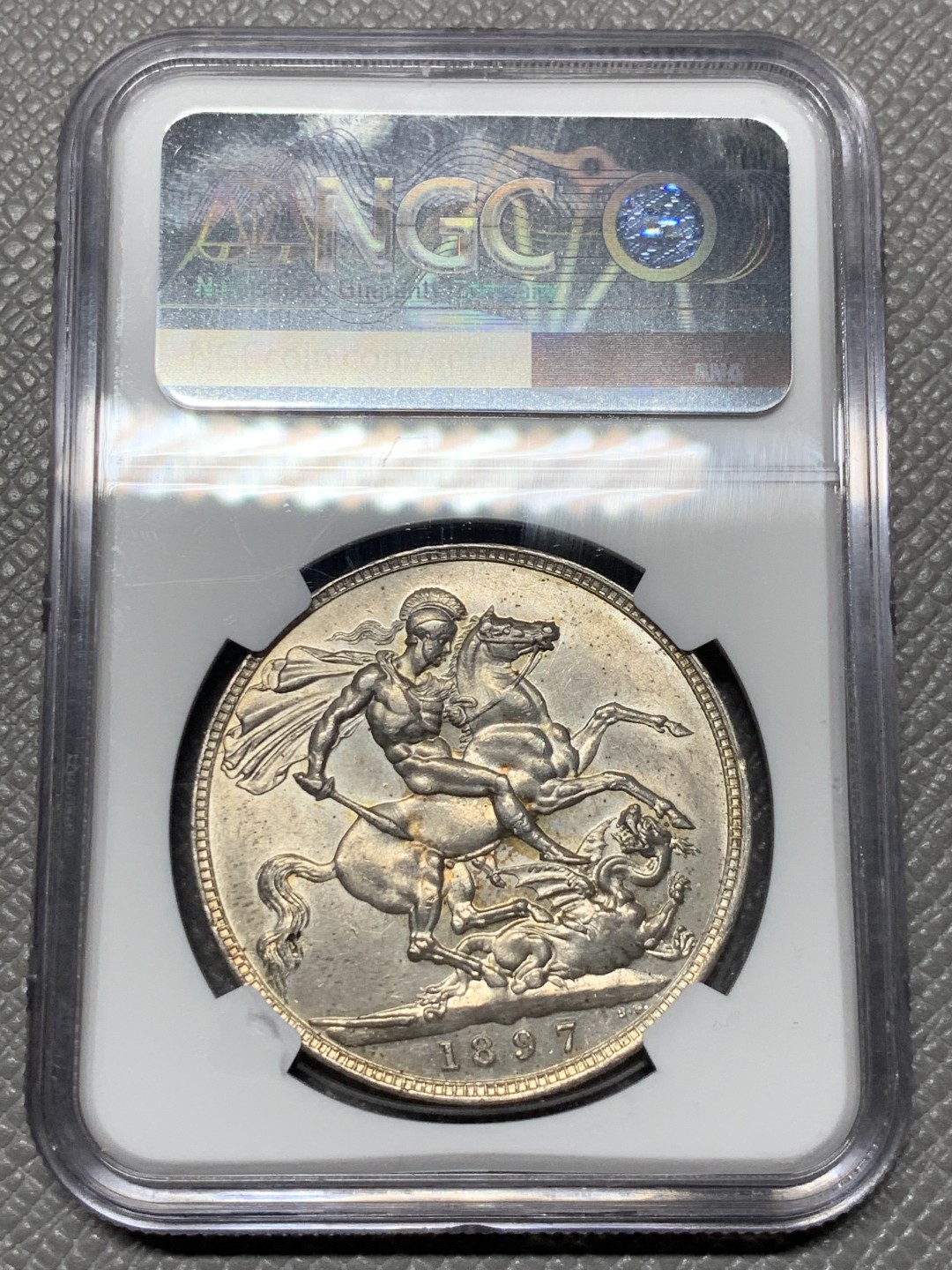 《竞宝斋》第143场-周日，周一 2场 (全场包邮) NGC-MS62 英国 1897 维多利亚 披纱版 1克朗马剑银币