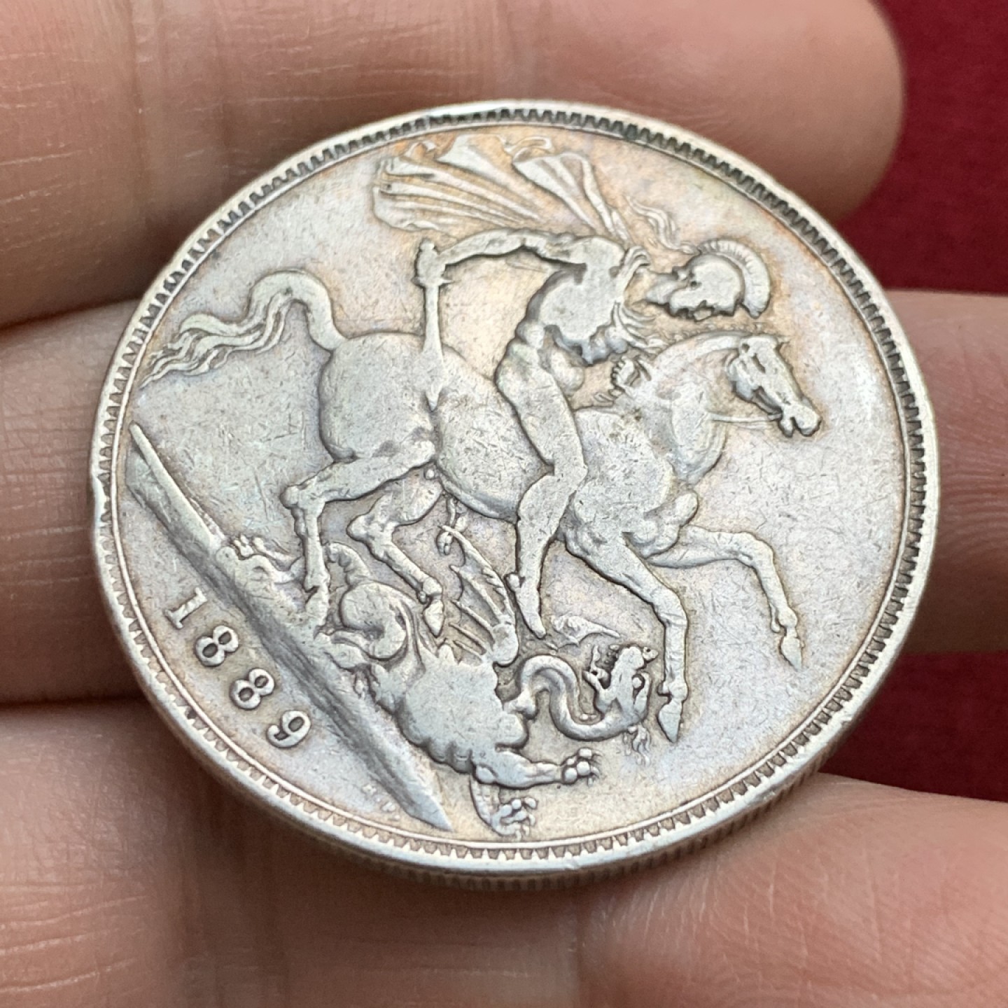 《竞宝斋》第143场-周日，周一 2场 (全场包邮) 英国1889年维多利亚高冠马剑克朗，流通品相老包浆，无明显瑕疵