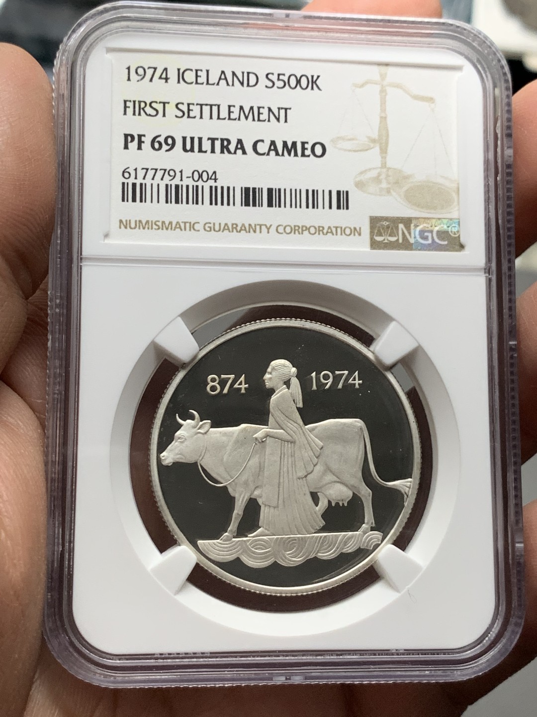 《竞宝斋》第143场-周日，周一 2场 (全场包邮) NGC-PF69 ULTRA CAMEO 1974年 冰岛千年纪念500克朗大银币，牵牛的女人。深度镜面，无暇状态。69顶级分数