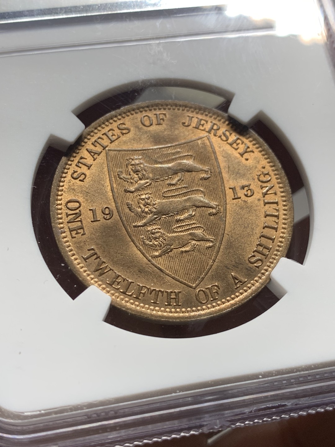 《竞宝斋》第143场-周日，周一 2场 (全场包邮) NGC MS65英伦三岛泽西1913年盾牌版三狮纹章3个版中最好看的一版 1便士铜币