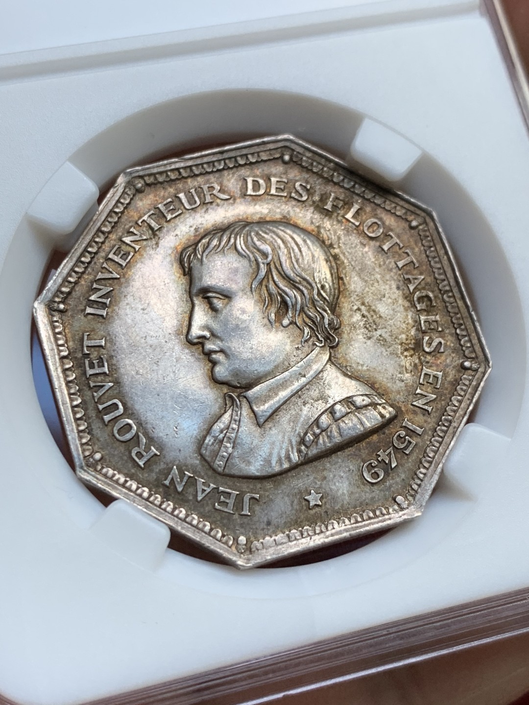 《竞宝斋》第143场-周日，周一 2场 (全场包邮) 法国 八角银质代币 正面是浮木运输的发明者让·鲁韦，背面由芦苇和橡树编织成的花环，因为长得像，有些人会把这个当做是拿破仑，金色包浆环绕两边 14.97g，33mm 丰饶角边铭