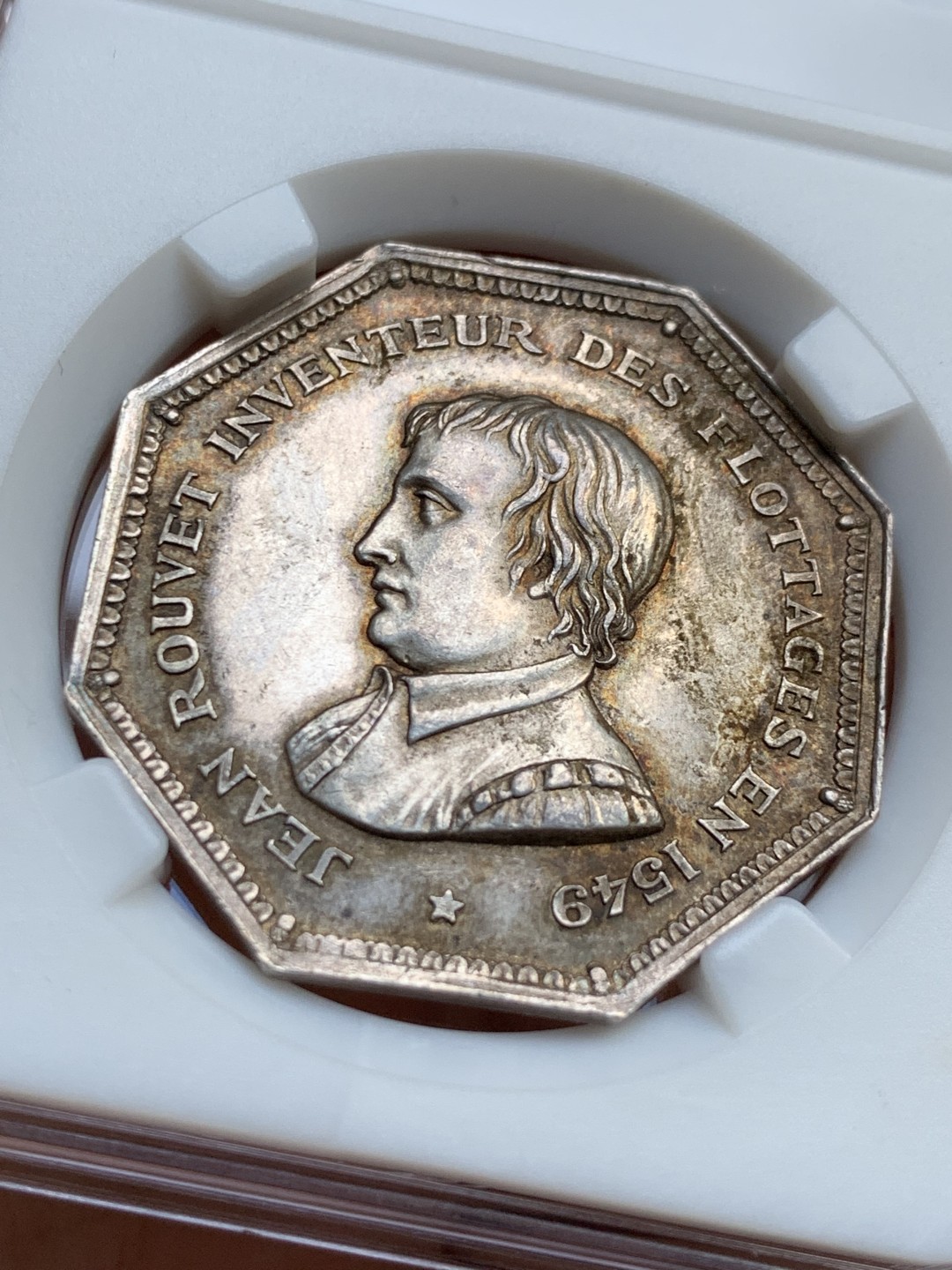 《竞宝斋》第143场-周日，周一 2场 (全场包邮) 法国 八角银质代币 正面是浮木运输的发明者让·鲁韦，背面由芦苇和橡树编织成的花环，因为长得像，有些人会把这个当做是拿破仑，金色包浆环绕两边 14.97g，33mm 丰饶角边铭