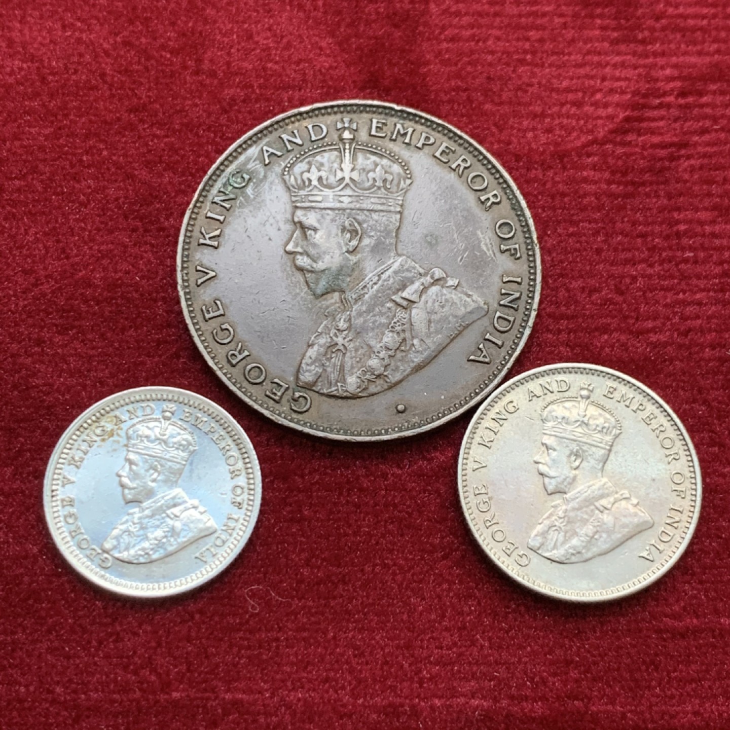 《竞宝斋》第143场-周日，周一 2场 (全场包邮) 香港 乔五3枚一组 一枚5仙银币，一枚1仙铜币，一枚1毫镍币 状态不错