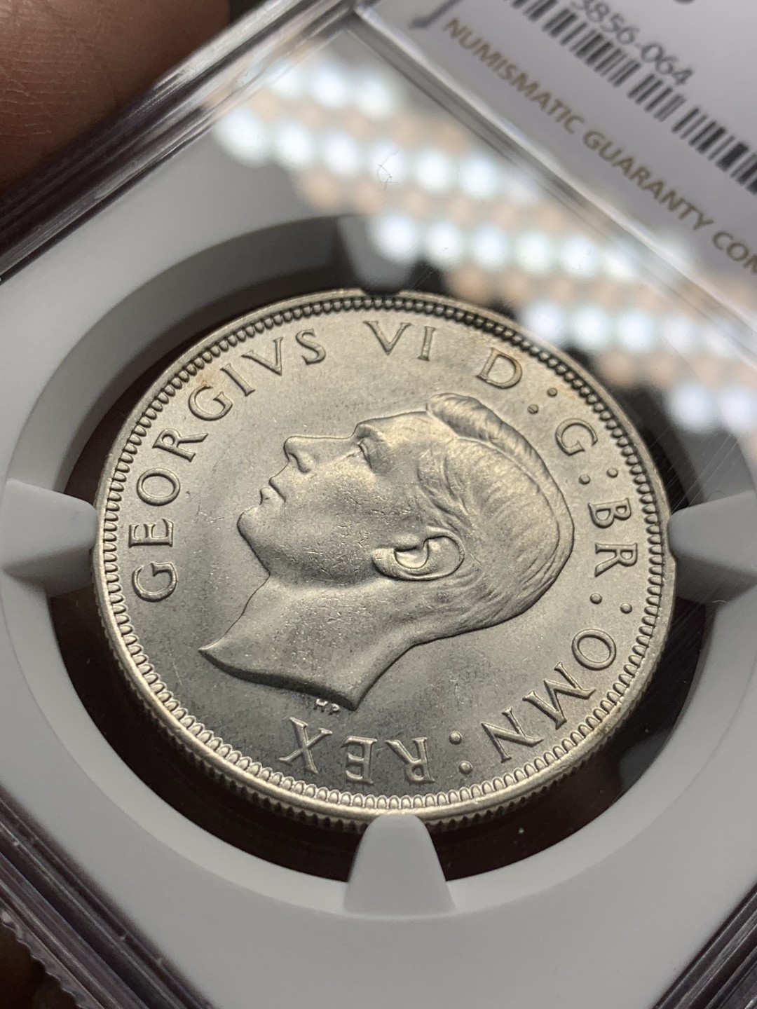 《竞宝斋》第143场-周日，周一 2场 (全场包邮) 冠军分 NGC-MS65 英国1945年 乔六1/2克朗 顶级品相 高于63分这个就很难了