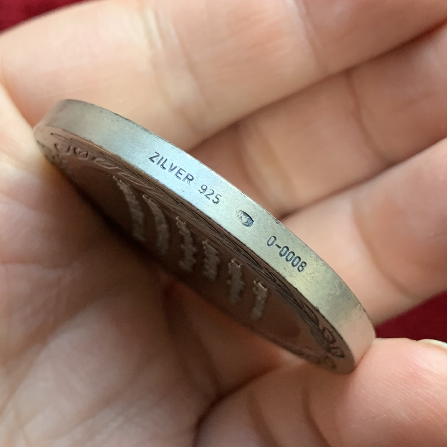 《竞宝斋》第143场-周日，周一 2场 (全场包邮) 1978年荷兰安娜女王登基30周年纪念，直径45mm，重量61.8g，非常厚重的银章，有证书