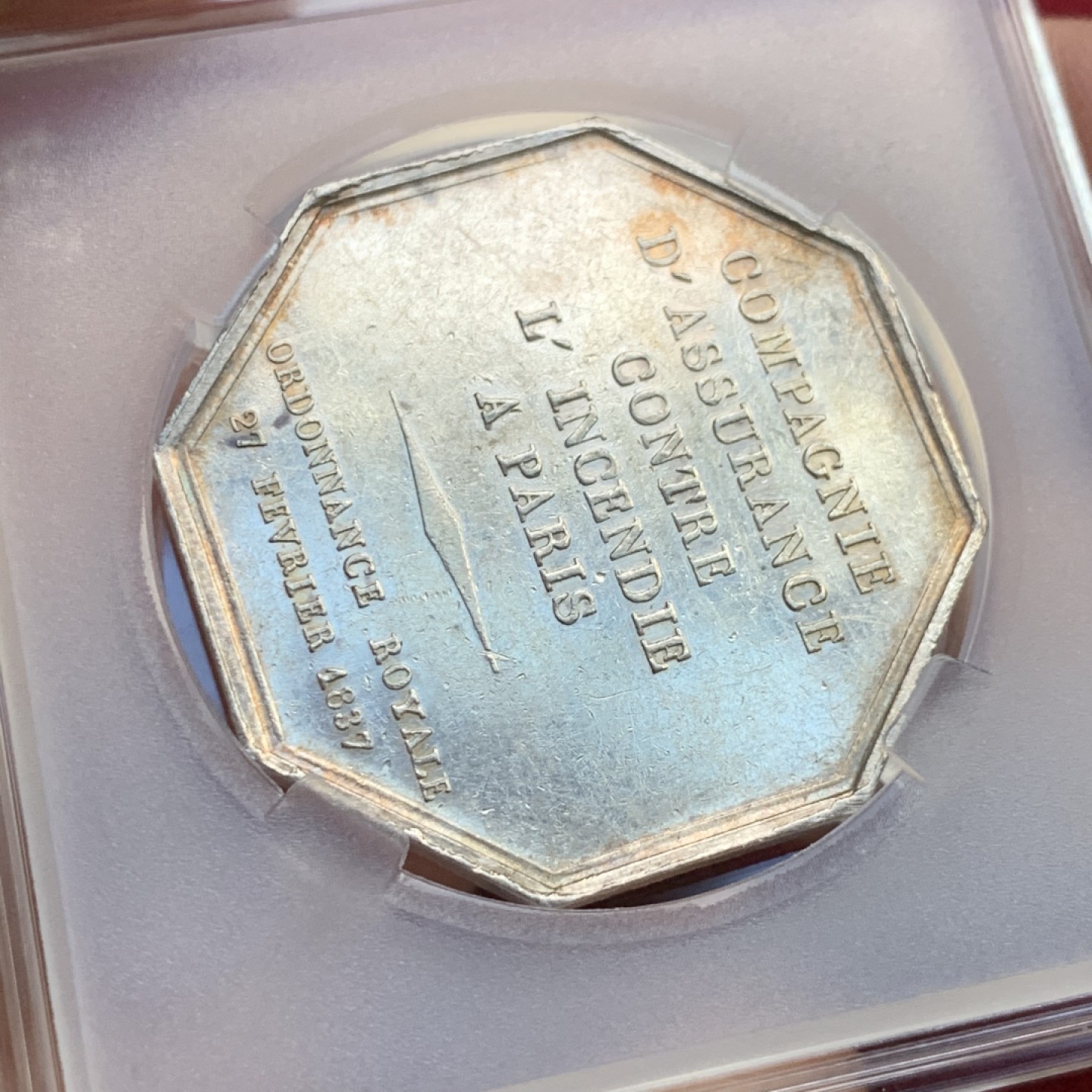 《竞宝斋》第143场-周日，周一 2场 (全场包邮) 法国 1837 八角银质代币 蜜蜂边铭 巴黎火灾保险公司，由皇家法令1837年2月27号签署 正面是雅典娜（密涅瓦）手持长矛和双蛇盾牌。19.03g，36.2mm