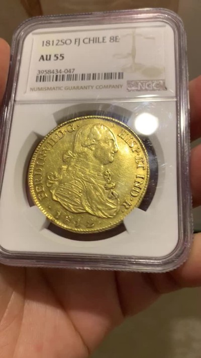 《竞宝斋》第143场-周日，周一 2场 (全场包邮) NGC-AU55 1812年西属智利8埃斯库多27克大金币，费七配卡四头过度版本非常稀少外拍3000美元了！ 西班牙殖民地最后的荣光 打的非常正没有铸缺