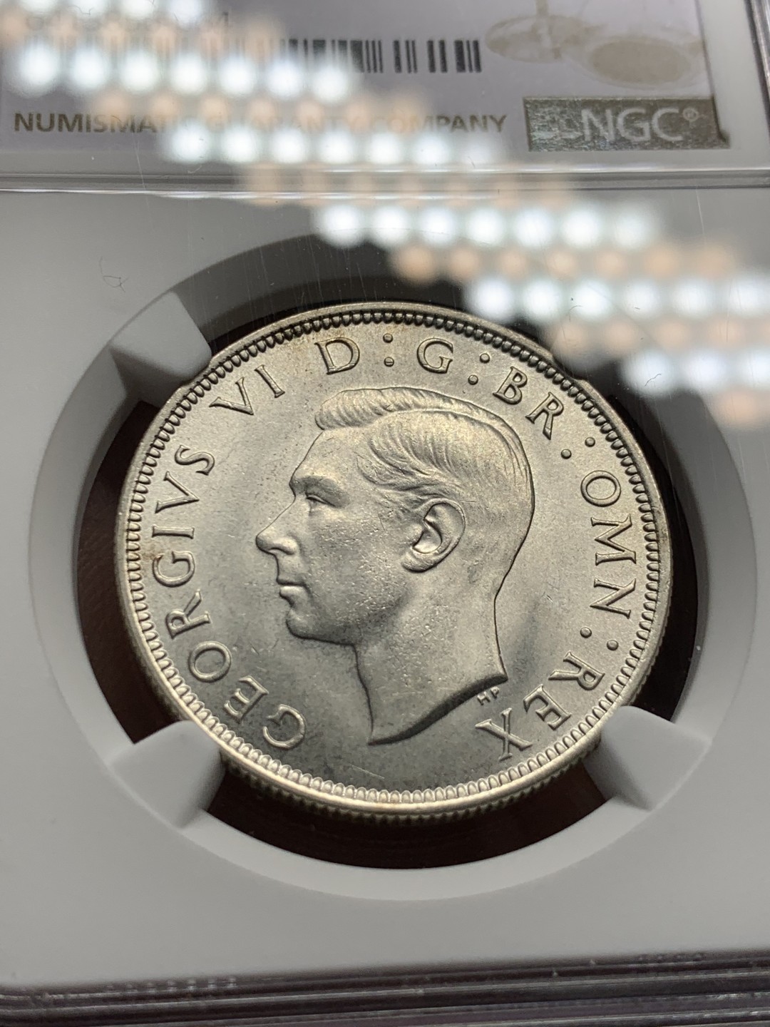 《竞宝斋》第143场-周日，周一 2场 (全场包邮) 冠军分 NGC-MS65 英国1945年 乔六1/2克朗 顶级品相 高于63分这个就很难了