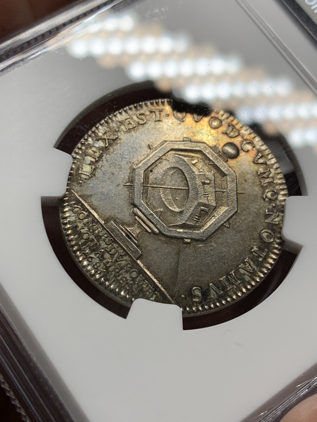 《竞宝斋》第143场-周日，周一 2场 (全场包邮) NGC-MS63 法国1683年路易十四 圆形JETON 五彩包浆 发丝清晰可见 JETON里的战斗机