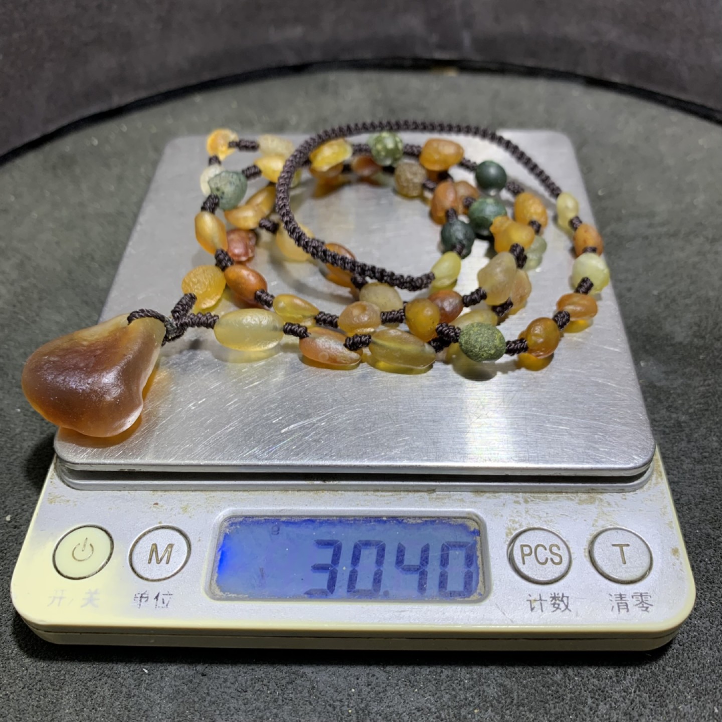 精美天然阿拉善彩珠玛瑙项链一条，