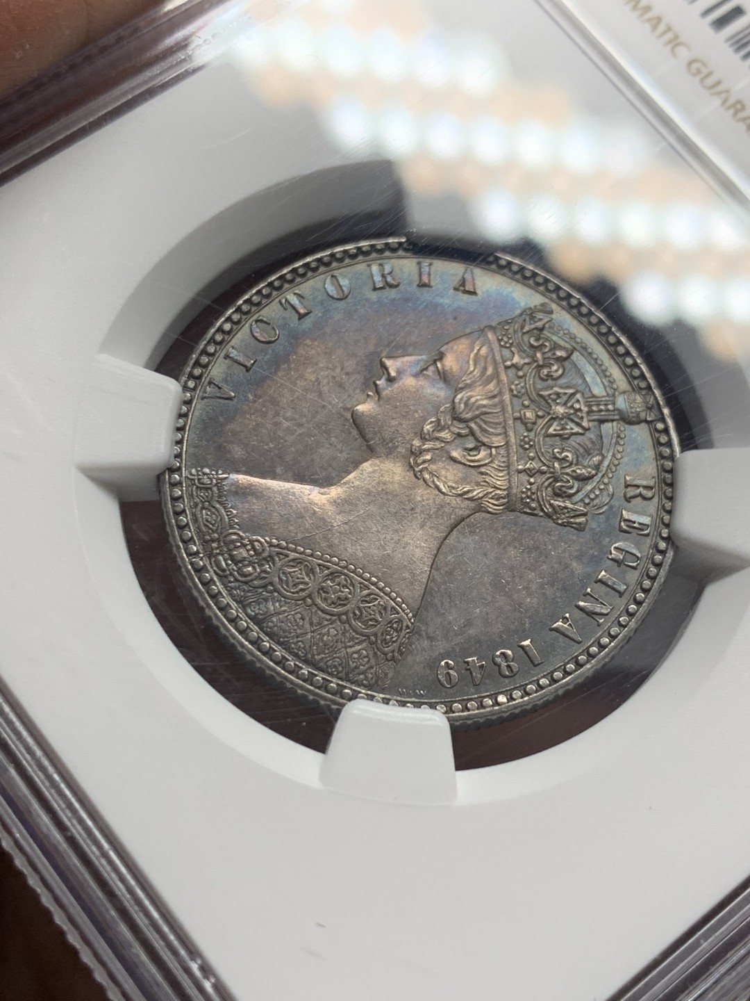 《竞宝斋》第143场-周日，周一 2场 (全场包邮) NGC-MS62 英国1849年无神弗罗林均匀黑色包浆背面全深打状态百里挑一