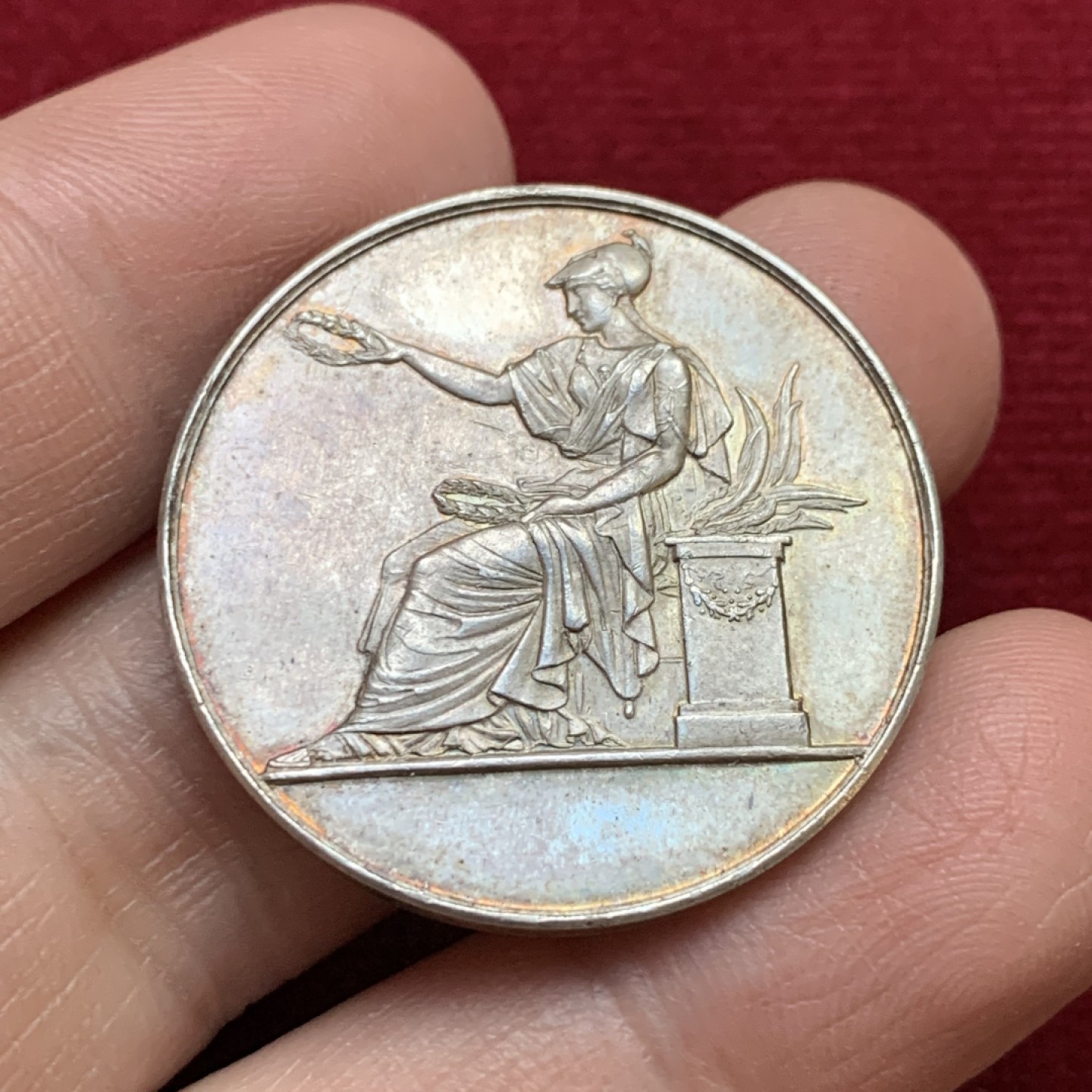 《竞宝斋》第143场-周日，周一 2场 (全场包邮) 法国十九世纪 坐人 圆形JETON 银质 代彩包浆 非常漂亮 18g 32.1mm 丰饶角银标