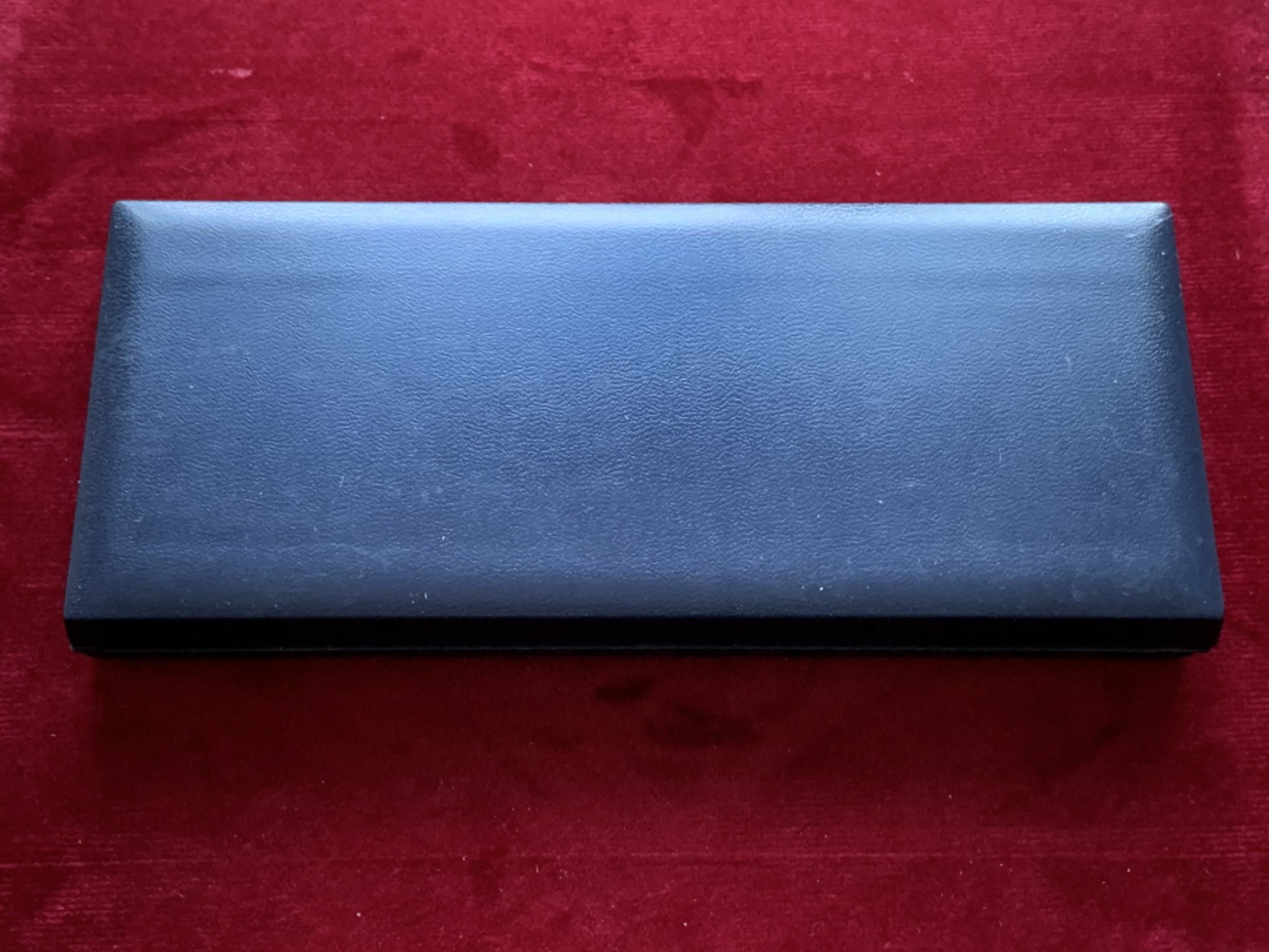 《竞宝斋》第143场-周日，周一 2场 (全场包邮) 1987年荷兰女王金婚纪念铜银章（原盒一对），直径均为50mm，铜章重量53g，银章重量60g，盒证齐全