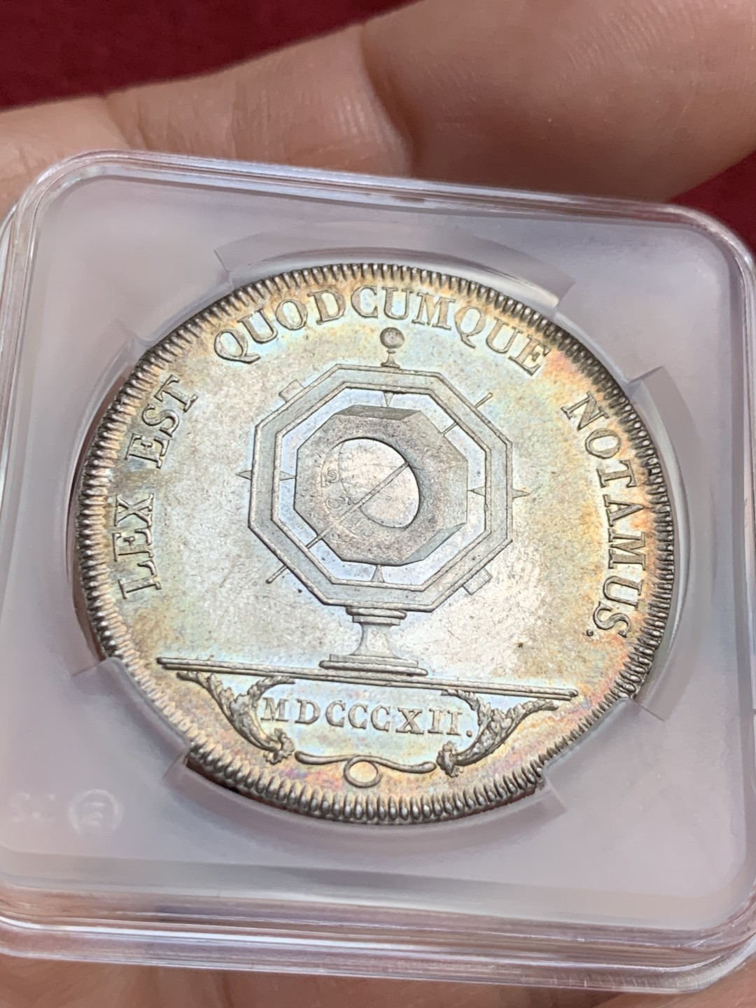 《竞宝斋》第143场-周日，周一 2场 (全场包邮) 法国 1812 银质圆形代币 1832年之前无印记 典型的拿破仑时期产物 里昂地区公证人，环边的五彩包浆非常漂亮。12.72g，32.8mm