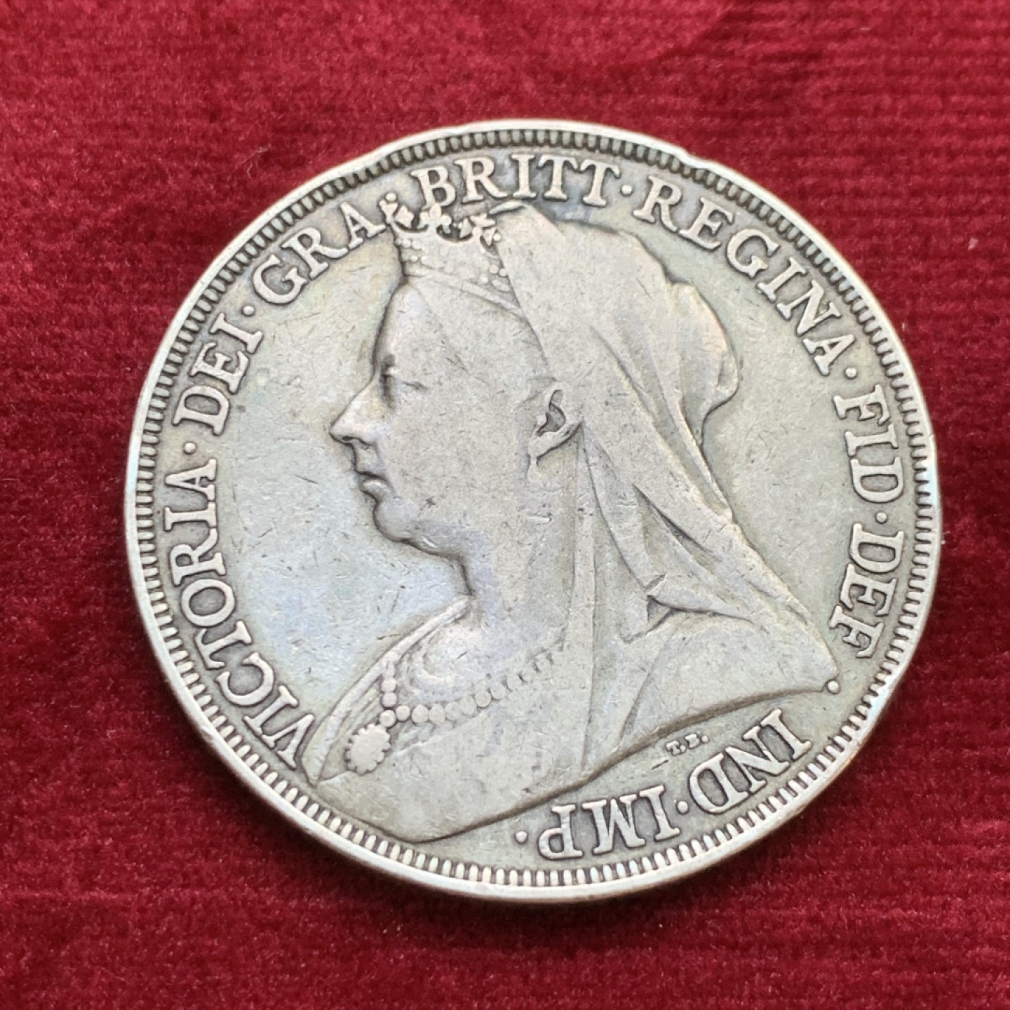 《竞宝斋》第143场-周日，周一 2场 (全场包邮) 英国1897年维多利亚披纱马剑克朗，流通品相老包浆，无明显瑕疵