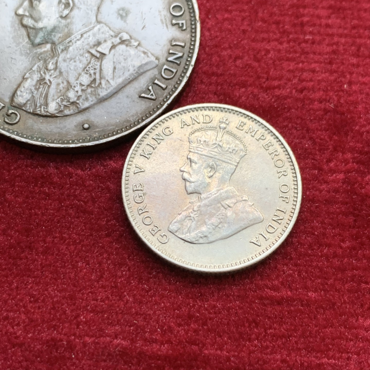 《竞宝斋》第143场-周日，周一 2场 (全场包邮) 香港 乔五3枚一组 一枚5仙银币，一枚1仙铜币，一枚1毫镍币 状态不错