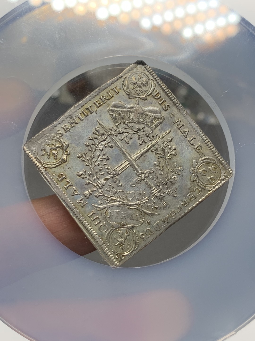 《竞宝斋》第143场-周日，周一 2场 (全场包邮) NGC-MS62 1693年德国萨克森胜利方形泰勒 稀见品种，冠军分，背面设计很精美