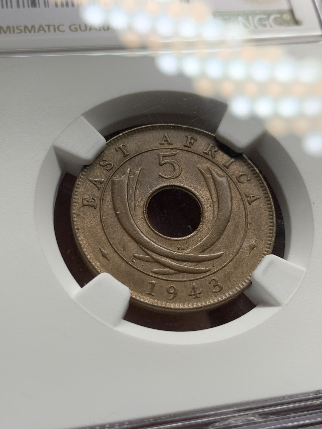 《竞宝斋》第143场-周日，周一 2场 (全场包邮) NGC-MS64BN 唯一冠军分 1943年 英属东非 乔治六世5分铜币，中孔设计。铜光犹存，高分不易