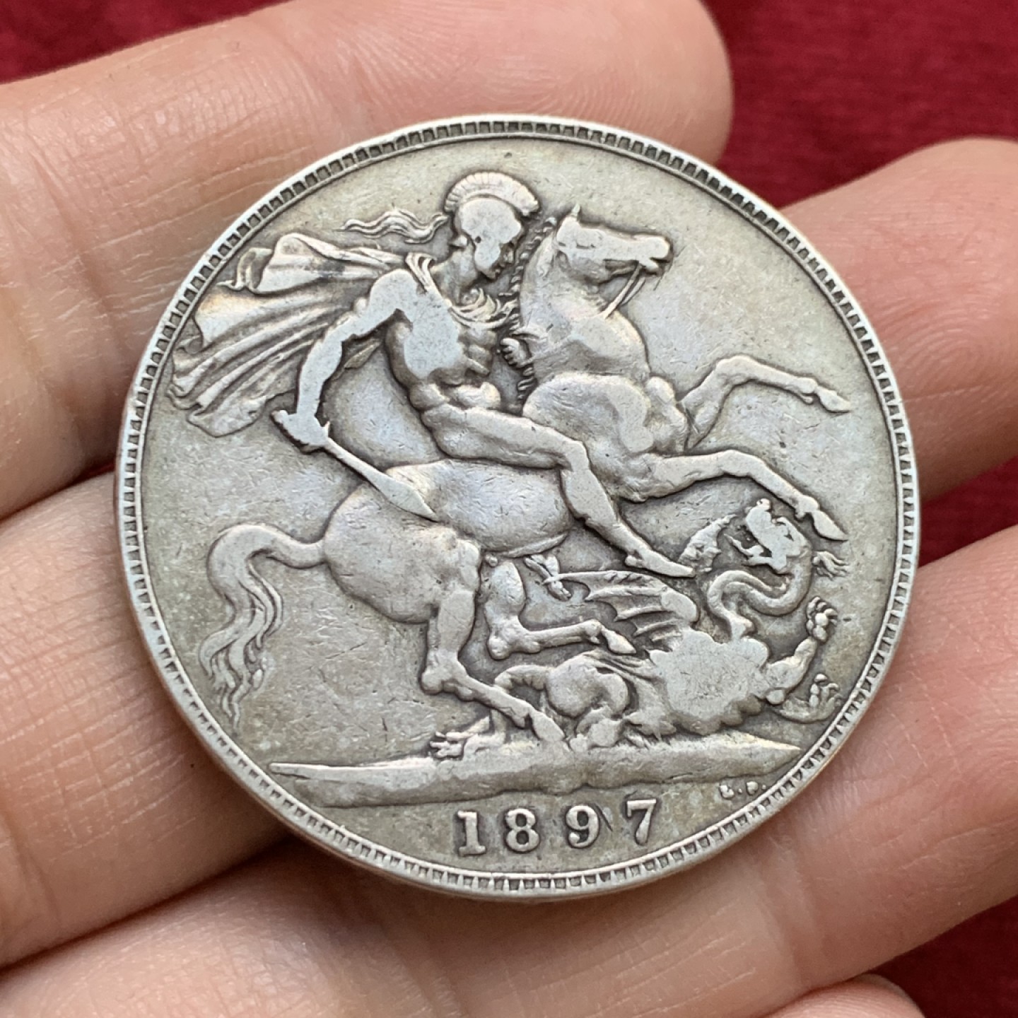 《竞宝斋》第143场-周日，周一 2场 (全场包邮) 英国1897年维多利亚披纱马剑克朗，流通品相老包浆，无明显瑕疵