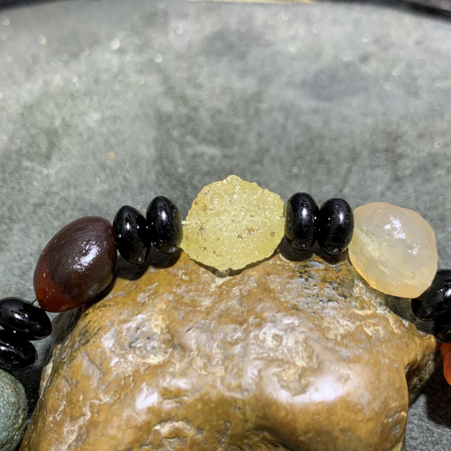 精美阿拉善玛瑙原石手串一条