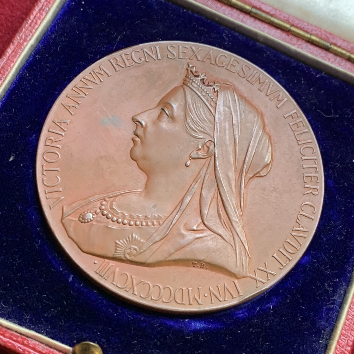 《竞宝斋》第143场-周日，周一 2场 (全场包邮) 1897年英国维多利亚登基60周年大铜章（原盒），直径56mm