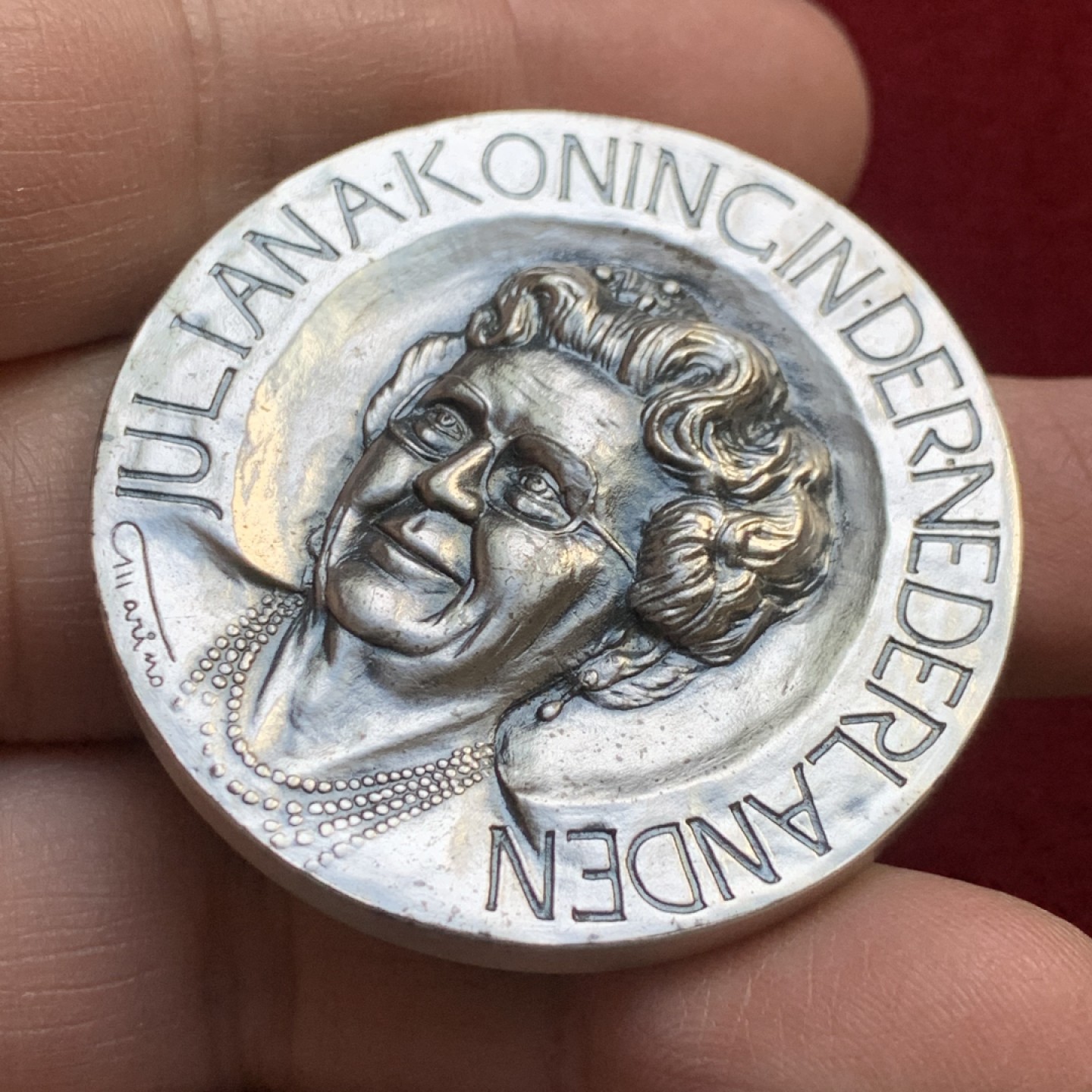 《竞宝斋》第143场-周日，周一 2场 (全场包邮) 1978年荷兰安娜女王登基30周年纪念，直径45mm，重量61.8g，非常厚重的银章，有证书