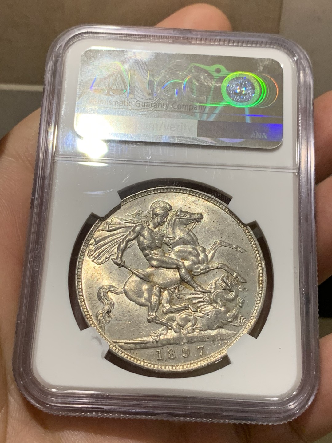 《竞宝斋》第143场-周日，周一 2场 (全场包邮) NGC-MS62 英国 1897 维多利亚 披纱版 1克朗马剑银币