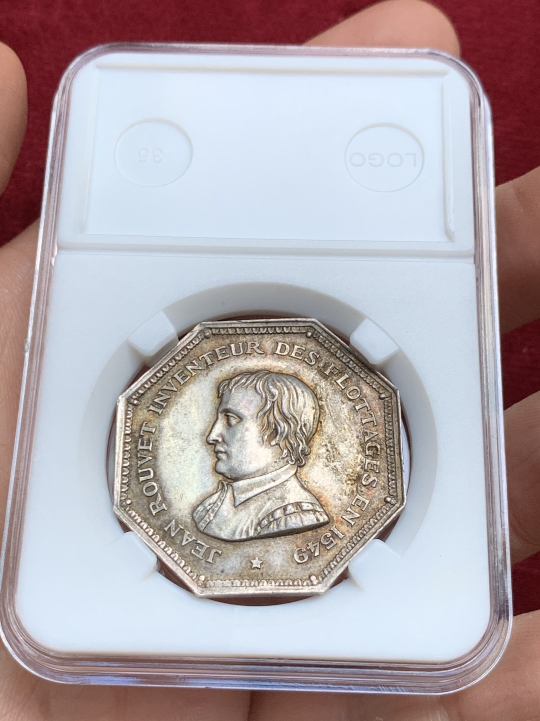 《竞宝斋》第143场-周日，周一 2场 (全场包邮) 法国 八角银质代币 正面是浮木运输的发明者让·鲁韦，背面由芦苇和橡树编织成的花环，因为长得像，有些人会把这个当做是拿破仑，金色包浆环绕两边 14.97g，33mm 丰饶角边铭